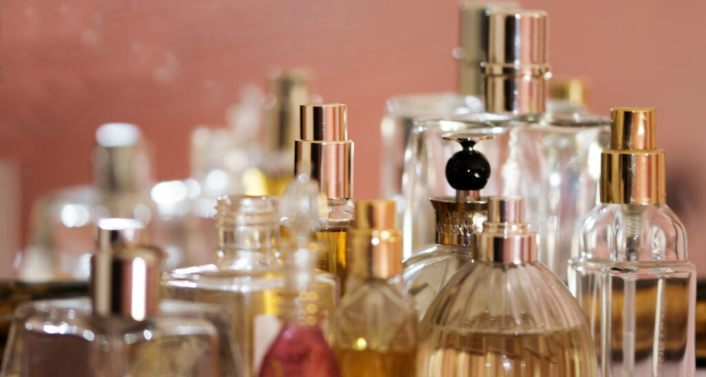 Evolution de la Haute Parfumerie, image de différents anciens flacons de parfums