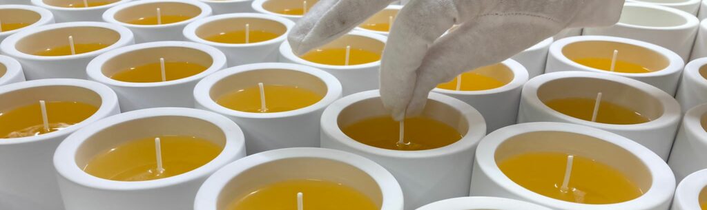 HAROLD ET MAUDE Création artisanale française de bougies, savoir-faire manuel, placement de mèche dans la cire naturelle